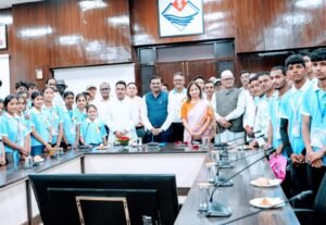 देवप्रयाग विधानसभा क्षेत्र के टॉपर विद्यार्थियों ने मुख्य सचिव से की मुलाकात ; मुख्य सचिव ने दी विद्यार्थियों को तकनीक के साथ कदम से कदम मिलाकर चलने की सीख