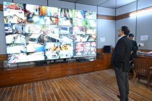 सायं स्मार्ट कंट्रोल रूम से जिलाधिकारी ने अभियान और चारधाम यात्रा व्यवस्थाओं की ली अपडेट