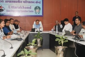 दिल्ली  से लौटते ही सीधे राज्य आपातकालीन परिचालन केंद्र पहुंचे सीएम धामी  ;  उत्तराखंड में फंसे ट्रैकर्स-माउंटेनियर्स की सुरक्षित वापसी के लिए मुख्यमंत्री ने संभाली कमान