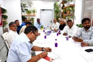 भारत निर्वाचन आयोग के निर्देशानुसार मुख्य निर्वाचन अधिकारी डॉ. बी.वी.आर.सी. पुरुषोत्तम ने बुधवार को प्रदेश के सभी मान्यता प्राप्त राष्ट्रीय राजनैतिक दलों के साथ बैठक कर 8 अक्टूबर से शुरू होने वाले विशेष अभियान के बारे में जानकारी दी।