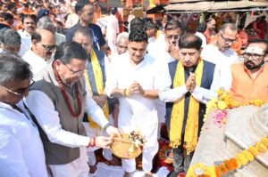 प्रधानमंत्री श्री नरेन्द्र मोदी के सार्वजनिक सेवा के 25 वर्ष पूर्ण होने पर मुख्यमंत्री धामी ने मंत्रिमंडल के सहयोगियों के साथ हरकी पैड़ी पर किया गंगा पूजन एवं आरती