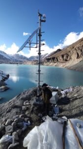 वसुंधरा ताल में पूर्व चेतावनी प्रणाली की स्थापना का पहला चरण सफल, वैज्ञानिक दल लौटा  – सचिव आपदा प्रबंधन ने दल का यूएसडीएमए में स्वागत किया