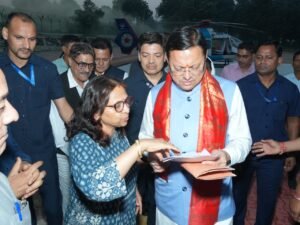 सूबे के माननीय मुख्यमंत्री पुष्कर सिंह धामी ने खटीमा पहुंचकर हेलीपैड लोहियाहेड व कैंप कार्यालय में जनता व जनप्रतिनिधियों से मुलाकात कर उनकी समस्याएं सुनीं।