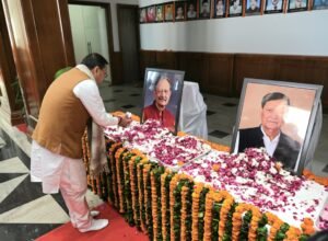 मुख्यमंत्री श्री पुष्कर सिंह धामी ने मंगलवार को भराड़ीसैंण (गैरसैंण) स्थित विधानसभा भवन में विधानसभा सत्र प्रारंभ होने से पूर्व उत्तराखण्ड के पूर्व मुख्यमंत्री स्वर्गीय मेजर जनरल भुवन चन्द्र खंडूड़ी (से.नि.) एवं पूर्व कैबिनेट मंत्री स्वर्गीय श्री हीरा सिंह बिष्ट के चित्रों पर पुष्प अर्पित कर उन्हें श्रद्धांजलि दी।