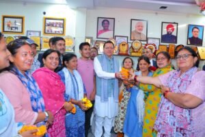 जनता के बीच पहुंचे मुख्यमंत्री, स्थानीय लोगों से मुलाकात कर जाना क्षेत्र का हाल